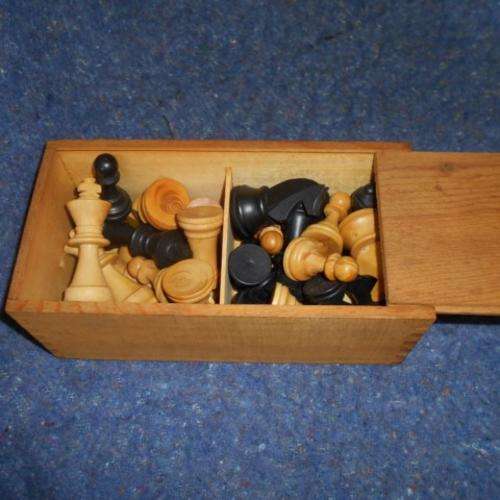 VINTAGE WOODEN CHESS SET FROM THE 1960'S